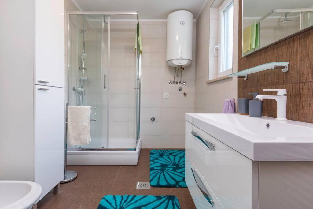Predivan Novouredeni Apartman U Blizini Mora Banjole Exterior photo