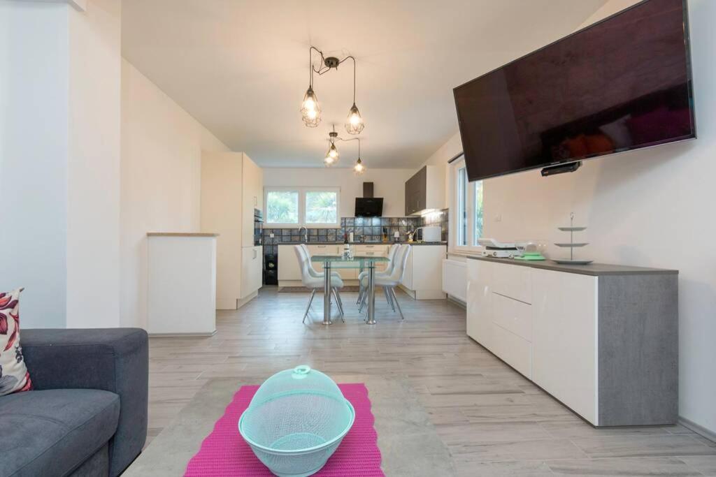 Predivan Novouredeni Apartman U Blizini Mora Banjole Exterior photo