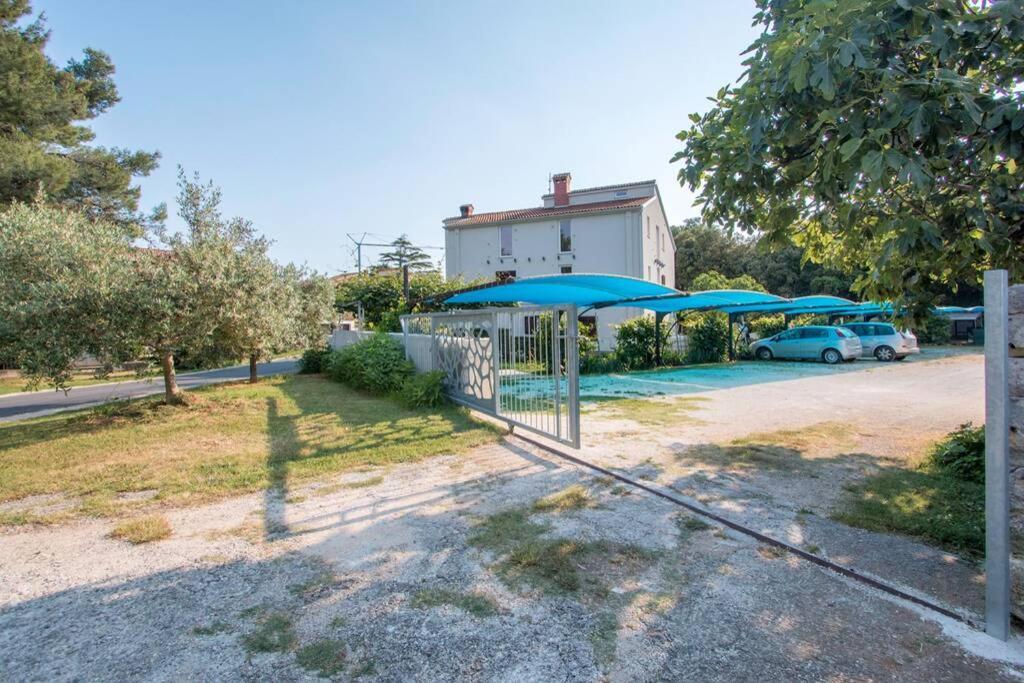 Predivan Novouredeni Apartman U Blizini Mora Banjole Exterior photo