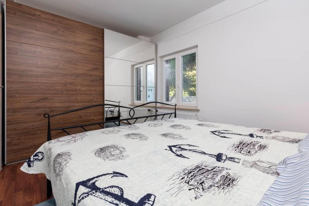 Predivan Novouredeni Apartman U Blizini Mora Banjole Exterior photo