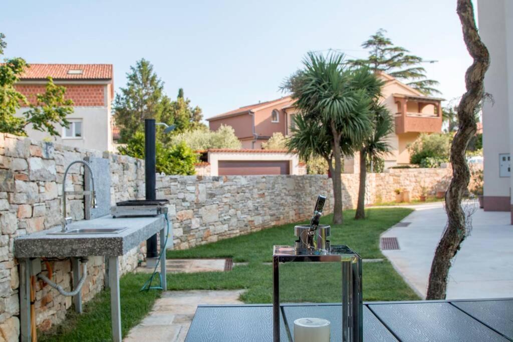 Predivan Novouredeni Apartman U Blizini Mora Banjole Exterior photo
