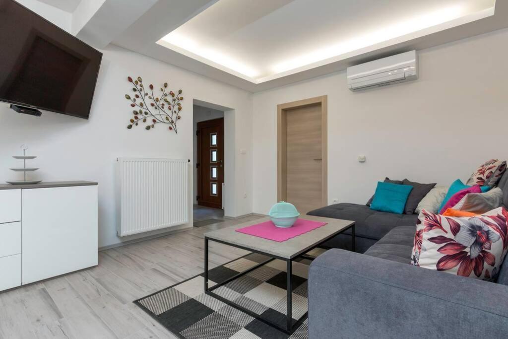 Predivan Novouredeni Apartman U Blizini Mora Banjole Exterior photo