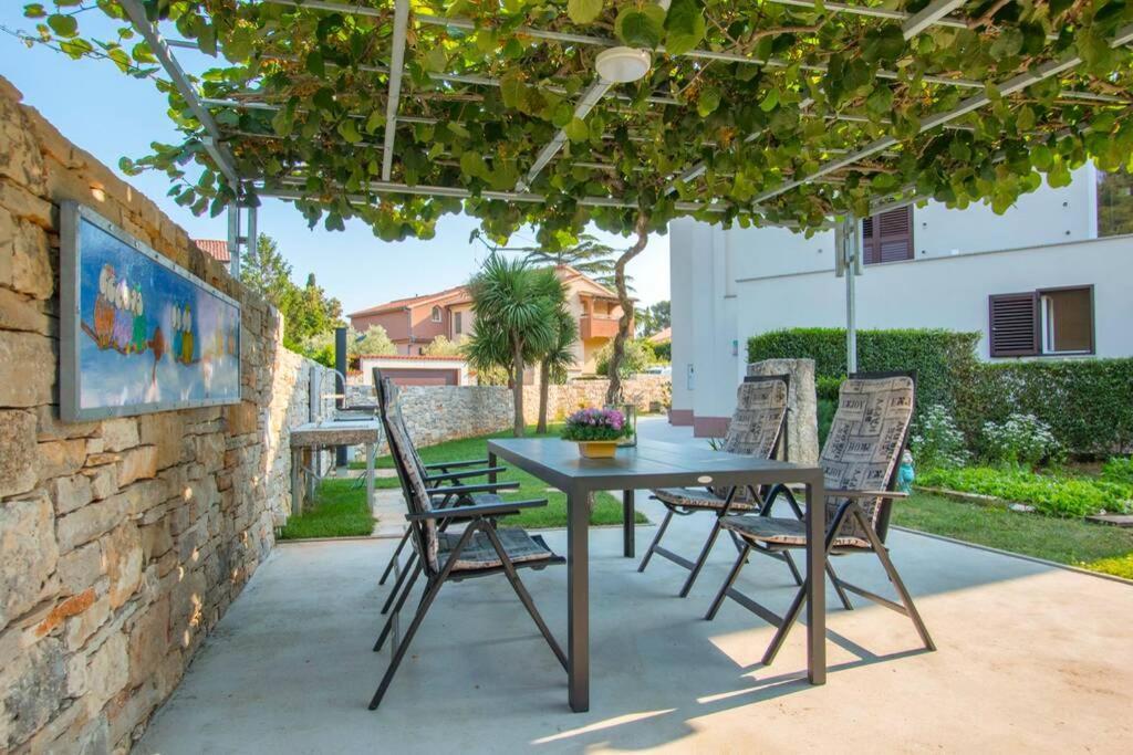 Predivan Novouredeni Apartman U Blizini Mora Banjole Exterior photo