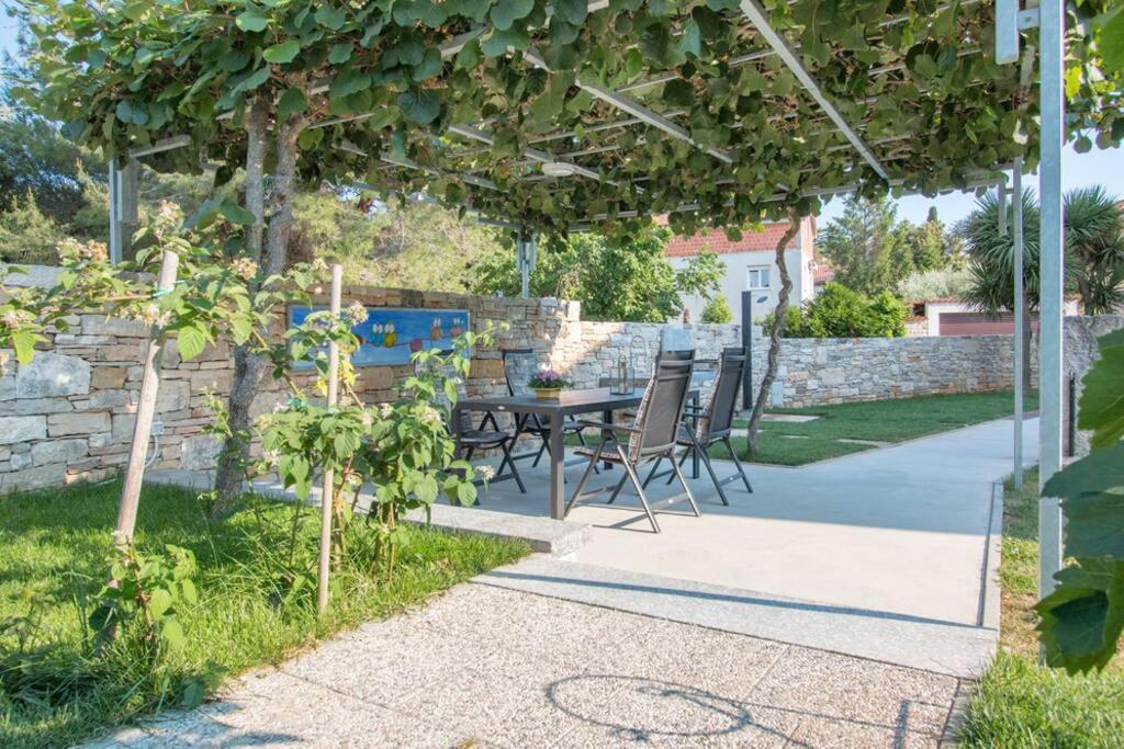 Predivan Novouredeni Apartman U Blizini Mora Banjole Exterior photo